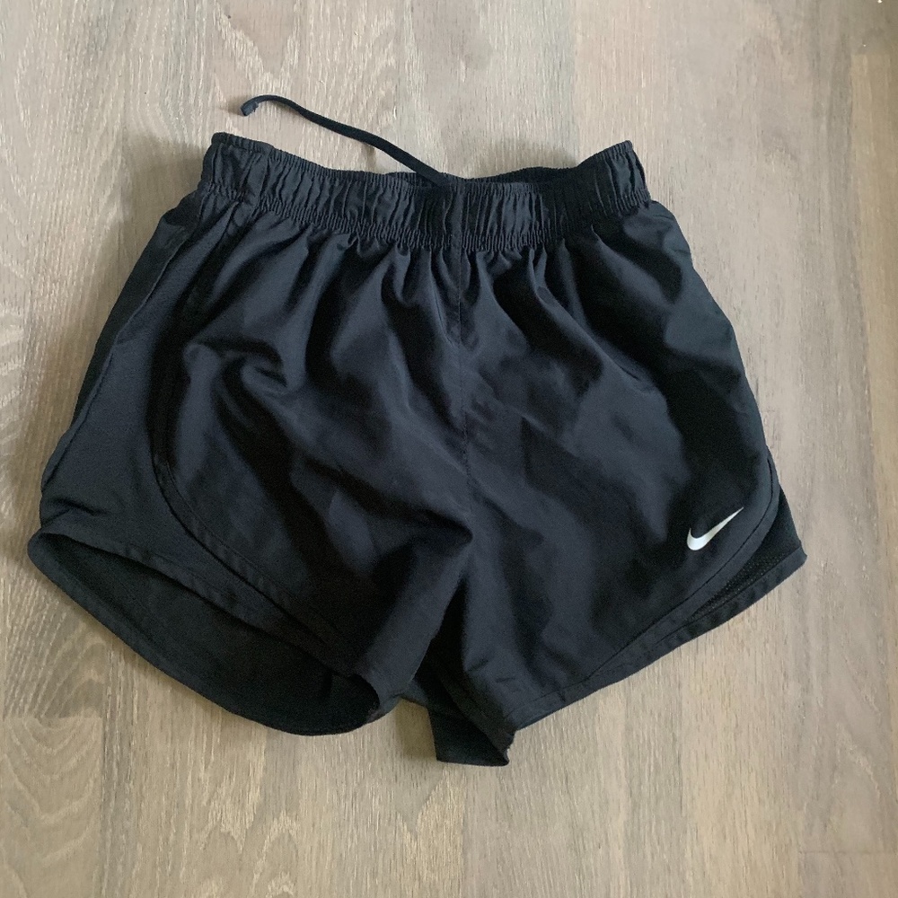 BLACK NIKE SHORTS